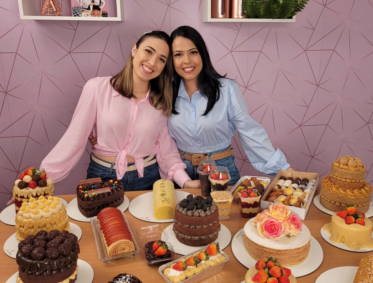 Naama e Tarciana com os bolos do Método Doce Senhorita