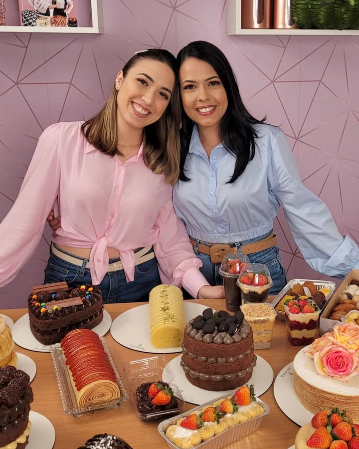Naama e Tarciana com os bolos do Método Doce Senhorita