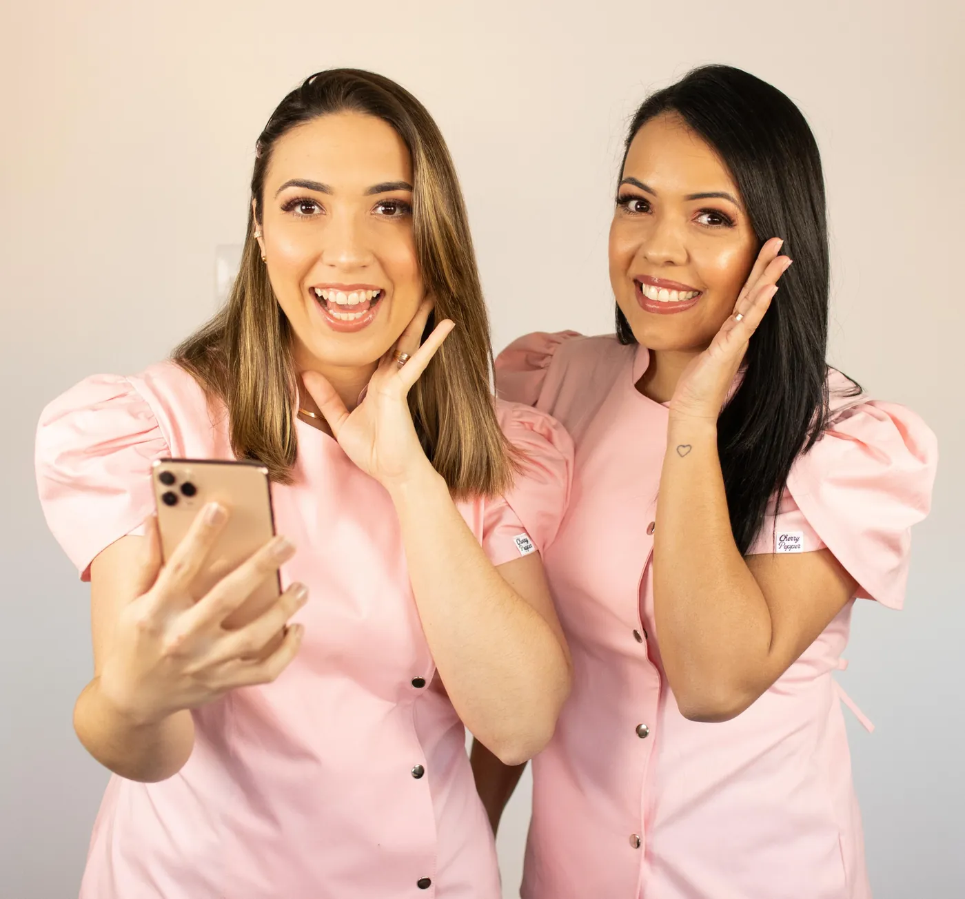 Naama Amonita e Tarciana Dantas de uniforme rosa